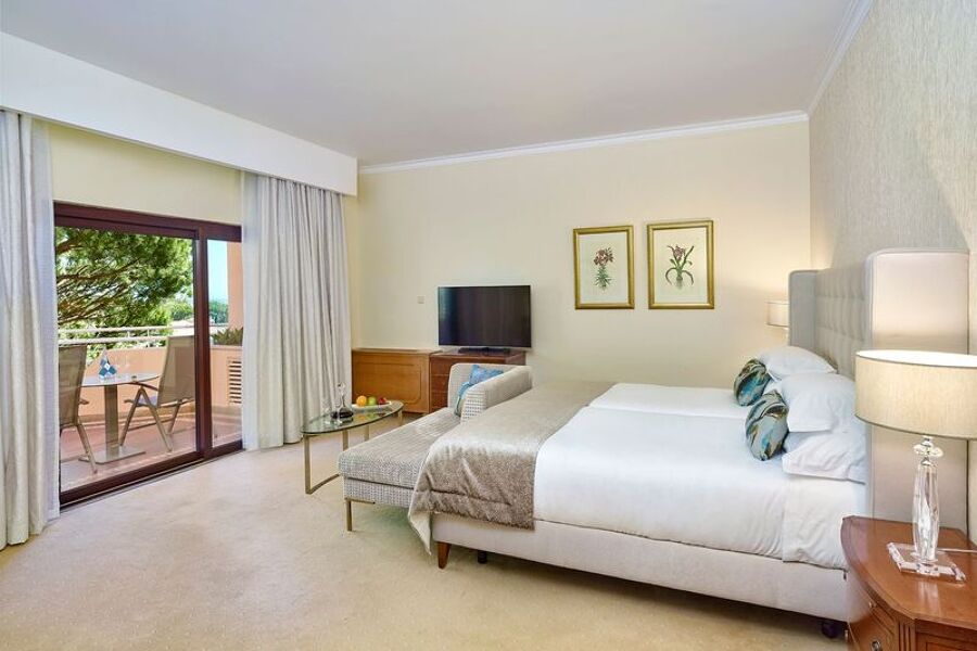 Schlafzimmer mit Balkonblick